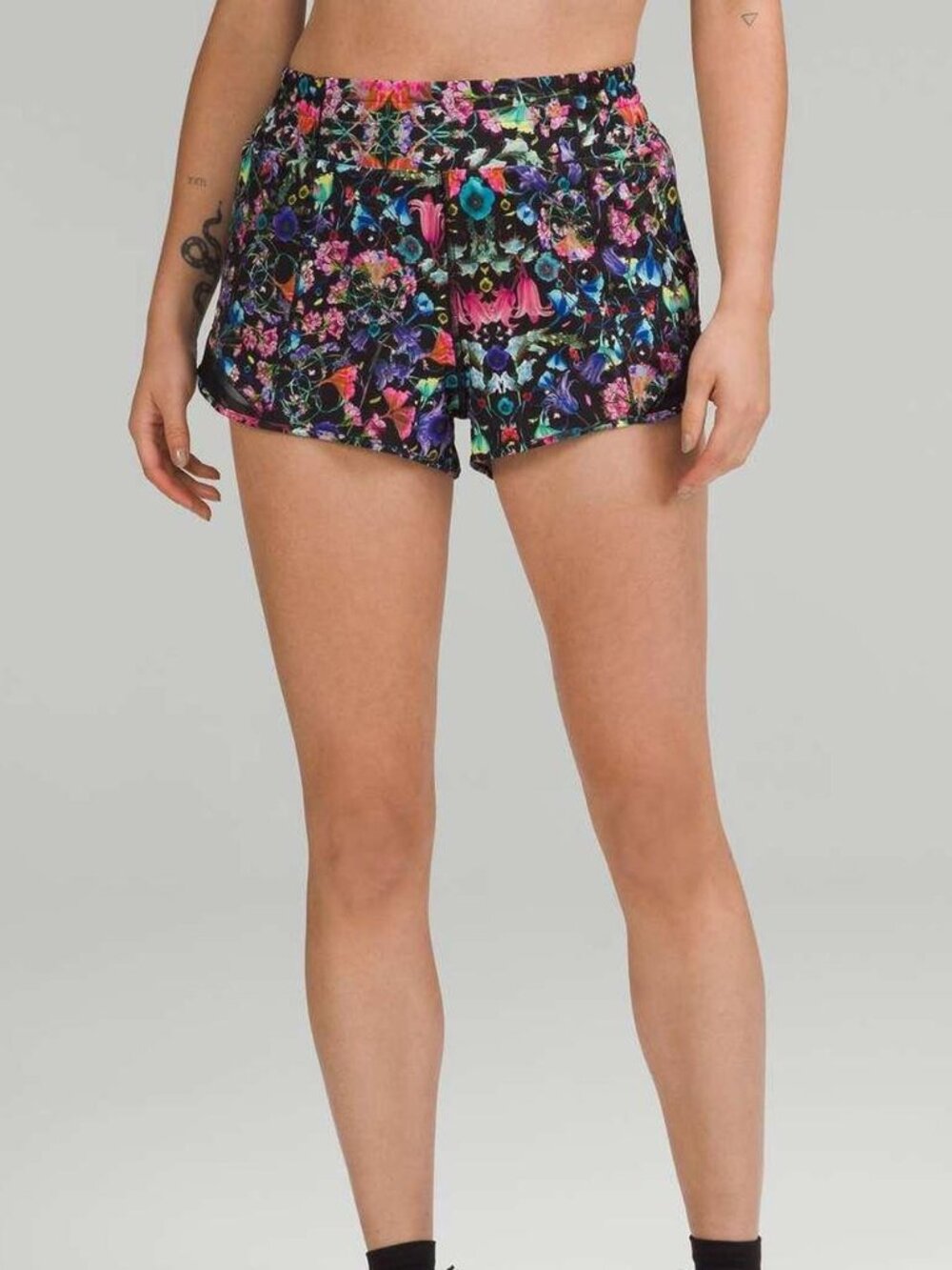 Lululemon flowerscope black 2.5" hottie hot short, size 6